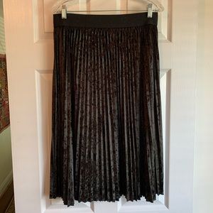 LulaRoe Jill Skirt, Black Velvet Pleated, Size L